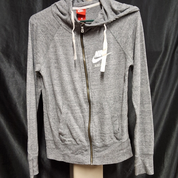 Nike Gray Sweatshirt Cozy and Stylish - Picture 9 of 9